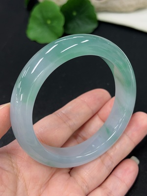 F41942168 翡翠正圈手镯 货品总重约64.4g 55.3圈口