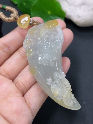 F43139074 翡翠挂件龙牙 货品总约重 含绳57g