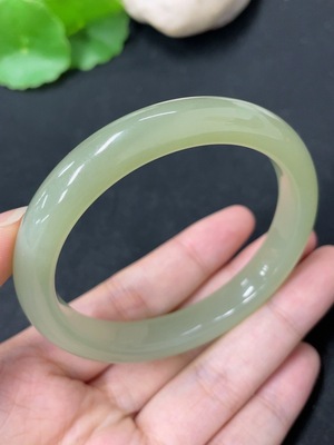 H46576184 和田玉正圈手镯 圈口56.1    货品总重约38.7g