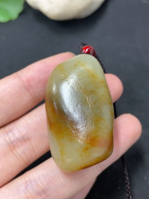 H46575151 和田玉 皮色成因未定    货品总重约（含绳）28.4g