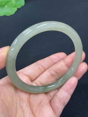 H43124159 和田玉圆条手镯   圈口59.8         货品总重约27.4g