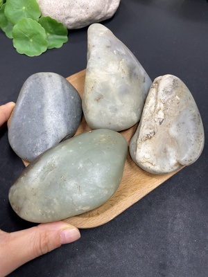 H46531853 和田玉     货品总重约840g     皮色成因未定    含其他矿物成份