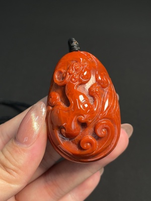 C42962648 南红玛瑙吊坠 可见有机物 配石考虑非天然 货品总重约70.21克 含绳