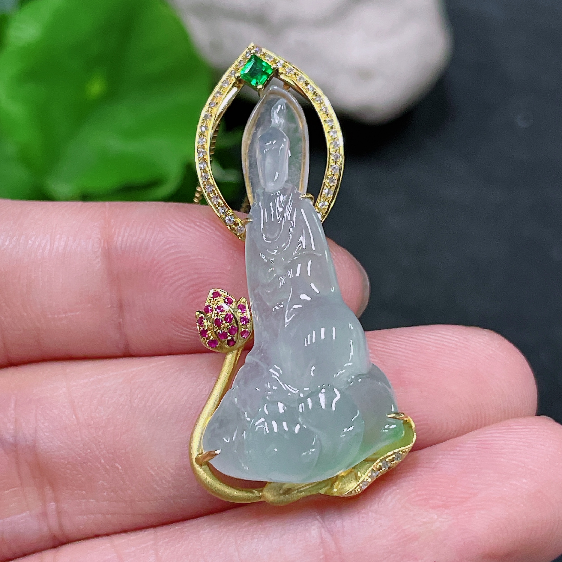 F33839447 Jadeite Guanyin Inlaid Pendant with 18K Gold and Diamond Accents, Colorless, Total Weight Including Chain Approximately 7.2g