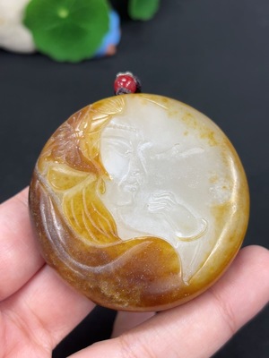 H46486358 和田玉挂件 仿古件 货品总重约【含绳】112.3g 皮色成因未定 含其他矿物成分