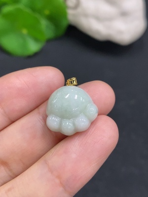 F29316054 Jadeite Pendant with 18K Gold Clasp, Total Weight Approximately 2.9g