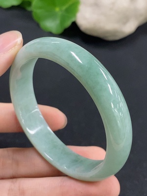 F46549056 翡翠正圈手镯  货品总重约38.5g  圈口53