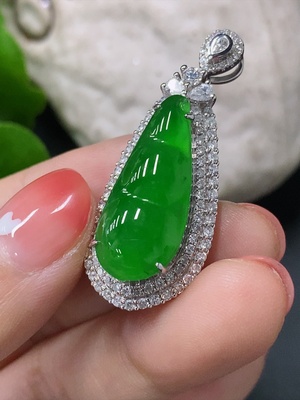 F16796821 Jadeite Bean Inlaid Pendant with 18K Gold Setting, Total Weight Approx. 9g