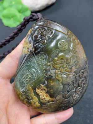 H41905238 和田玉手把件   钟馗     货品总重约（含绳）202.1g  皮色成因未定    含其他矿物成份    配珠非和田玉
