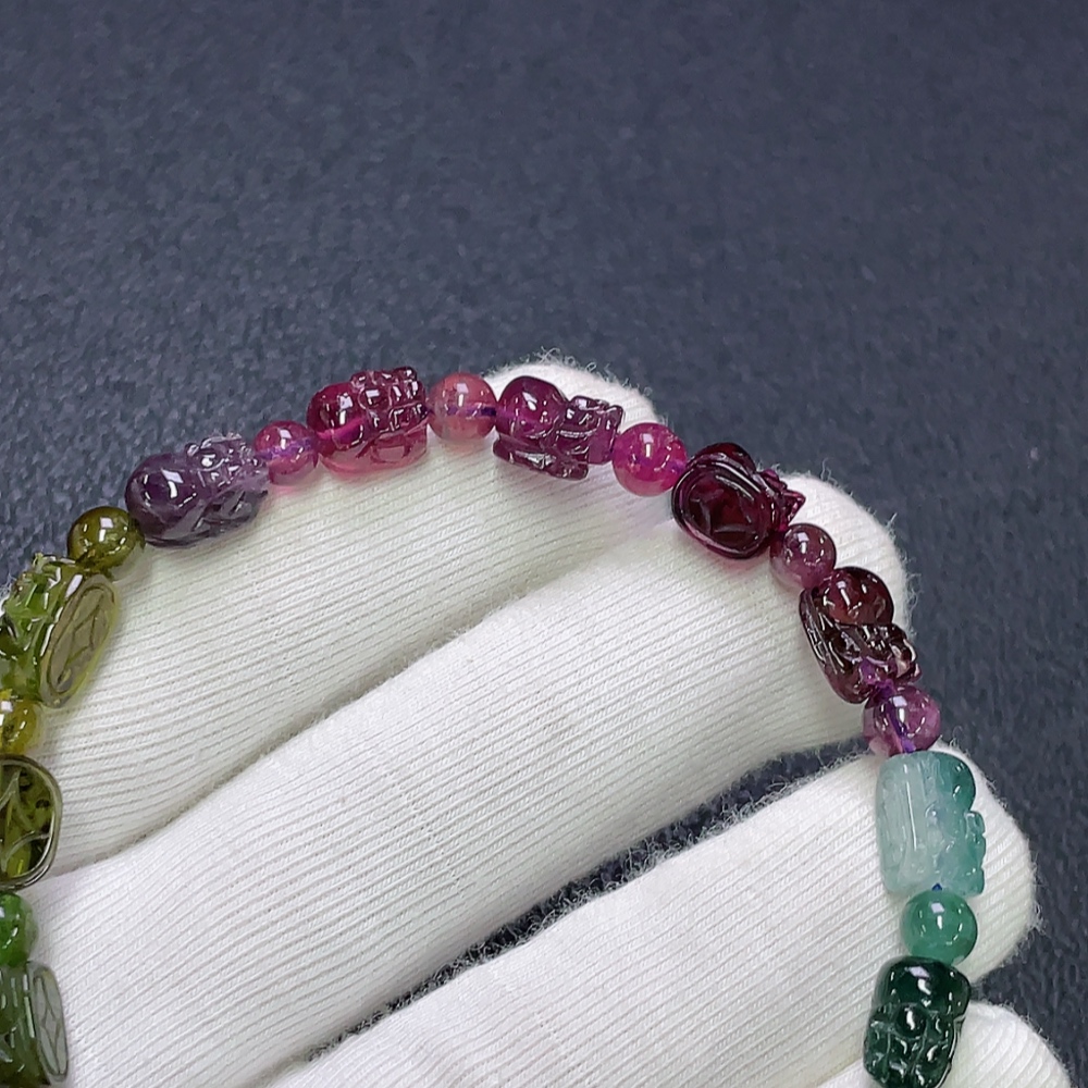 C30474072 Tourmaline Bracelet with Other Mineral Components, Visible Organic Matter, Total Weight Approx. 14.79g, Size Approx. 6.1mm