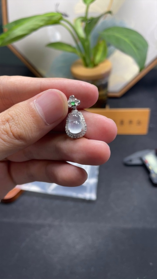 F33943125 Jadeite inlaid calabash pendant with 18k gold and diamonds, total weight approximately 2.53g