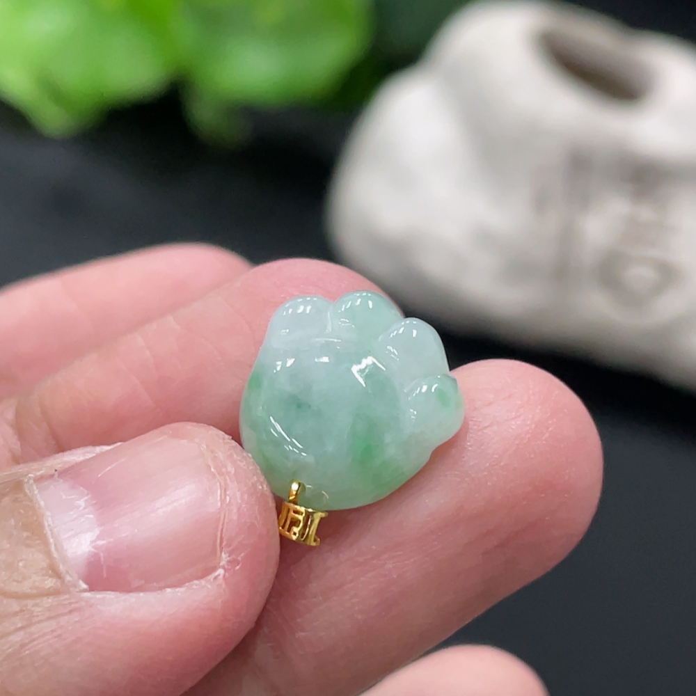 F34076890 Jadeite Pendant with 18K Gold Clasp, Total Weight Approximately 1.26g