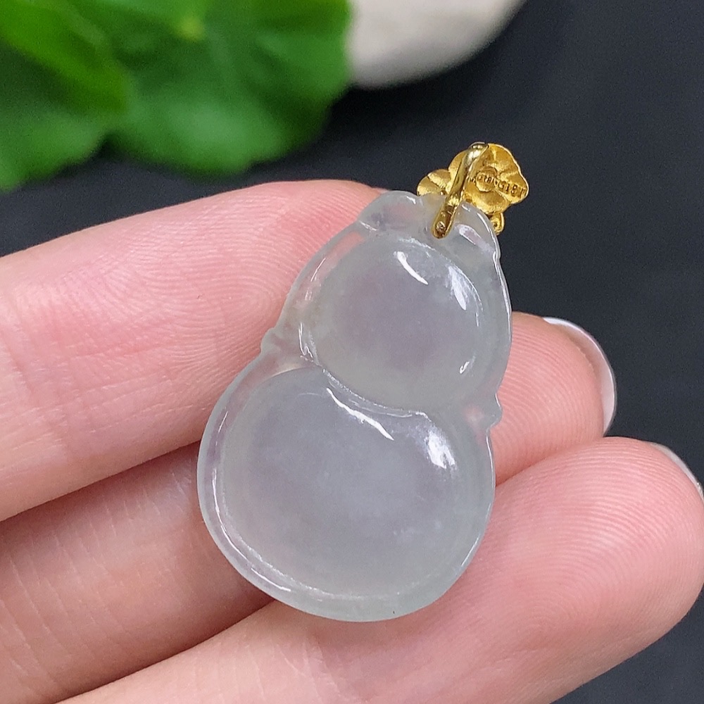 F34961550 Jadeite Gourd Pendant with 18K Gold Clasp, Total Weight Approximately 4.2g