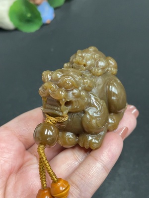 H34054198 Hetian Jade Handheld Ornament Auspicious Beast