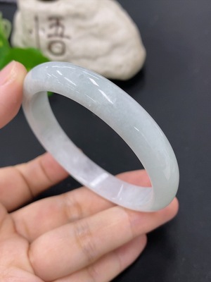 F46595088 翡翠正圈手镯 货品总重量约34.5克 圈口56 含其他矿物质