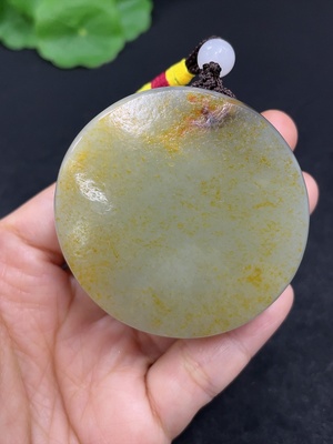 H46532079 和田玉手把件      货品总重约（含绳）116.4g   皮色成因未定  配珠非和田玉
