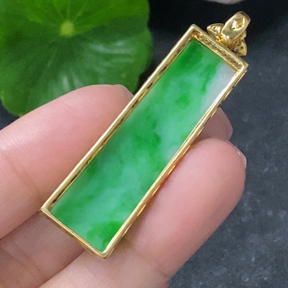 F34977061 Jadeite Plain Pendant with 18K Gold and Diamond Accents, Total Weight Approximately 4.48g