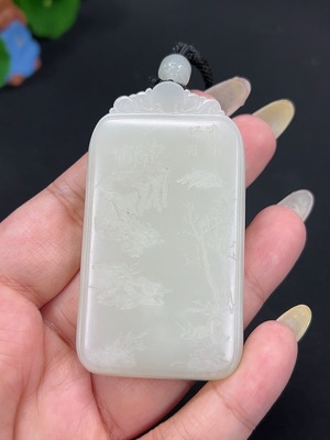 H41947406 和田玉挂件 山水 货品总重约[含绳]71.2g 皮色成因未定