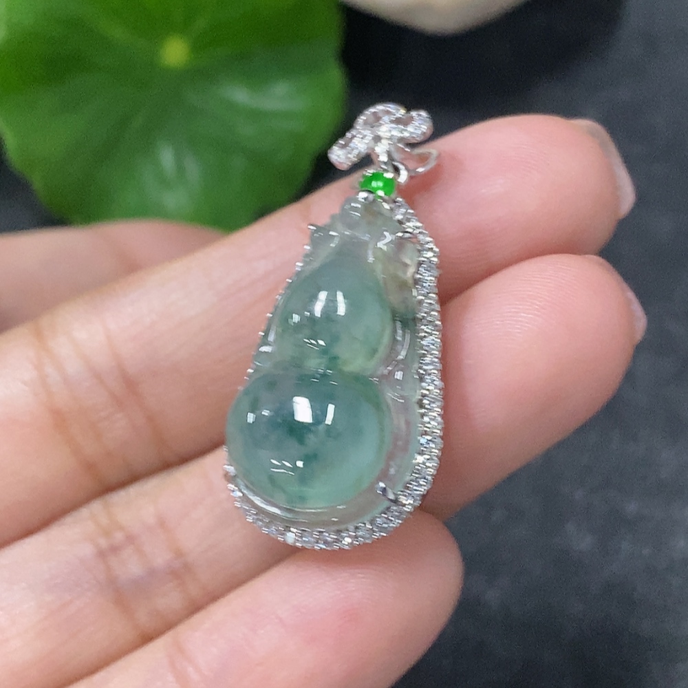 F34977120 Jadeite Inlaid Calabash Pendant 18k with Diamond Accents Total Weight Approx. 4.97g