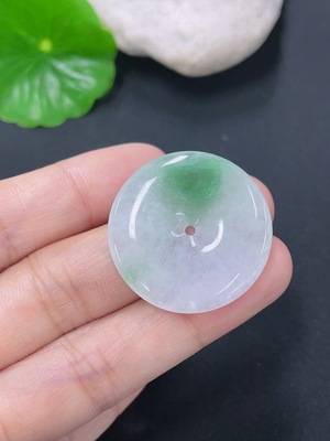F41906807 翡翠挂件平安扣 货品总约重6.1g 含其他矿物质成分