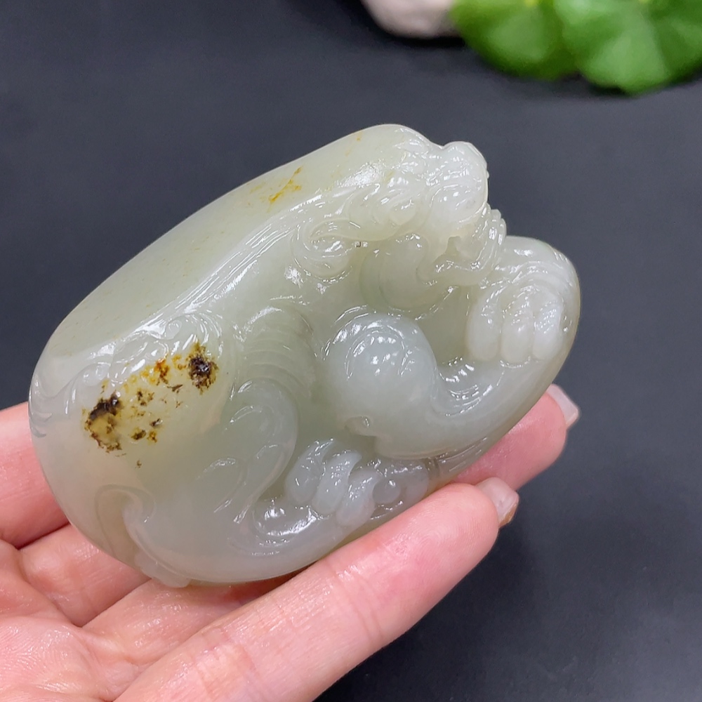 H23688258 Hetian Jade Seed Material Handheld Piece, Auspicious Beast, Total Weight Approx. 170g, Undetermined Skin Color Origin, Collection Card