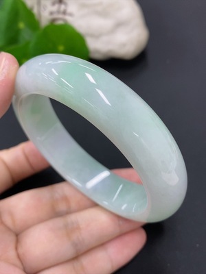 F46526115 翡翠正圈手镯 货品总重量约78.2克 圈口56.3