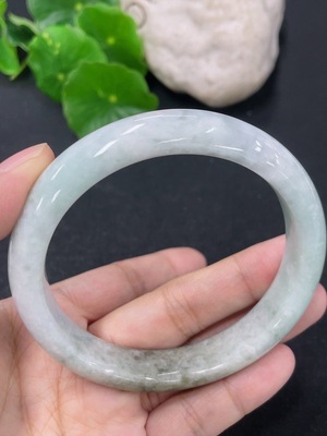 F46567745 翡翠正圈手镯 圈口59mm 货品总约重55.18g