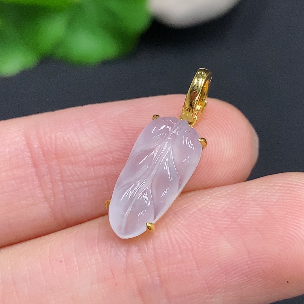 F32793300 Jadeite Leaf Pendant with 18K Gold Setting, Total Weight Approx. 1.4g