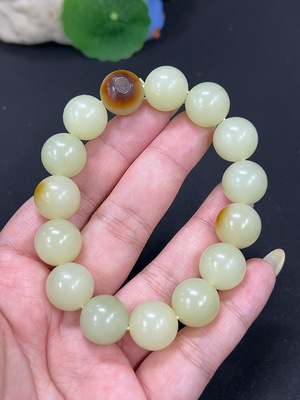 H42979298 和田玉手串 卡13.6mm左右 货品总重约63.2g 皮色成因未定