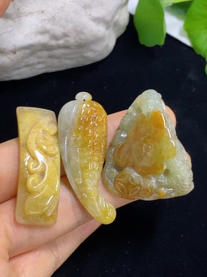 F46517863 翡翠挂件/手牌 一手走 颜色成因未定
