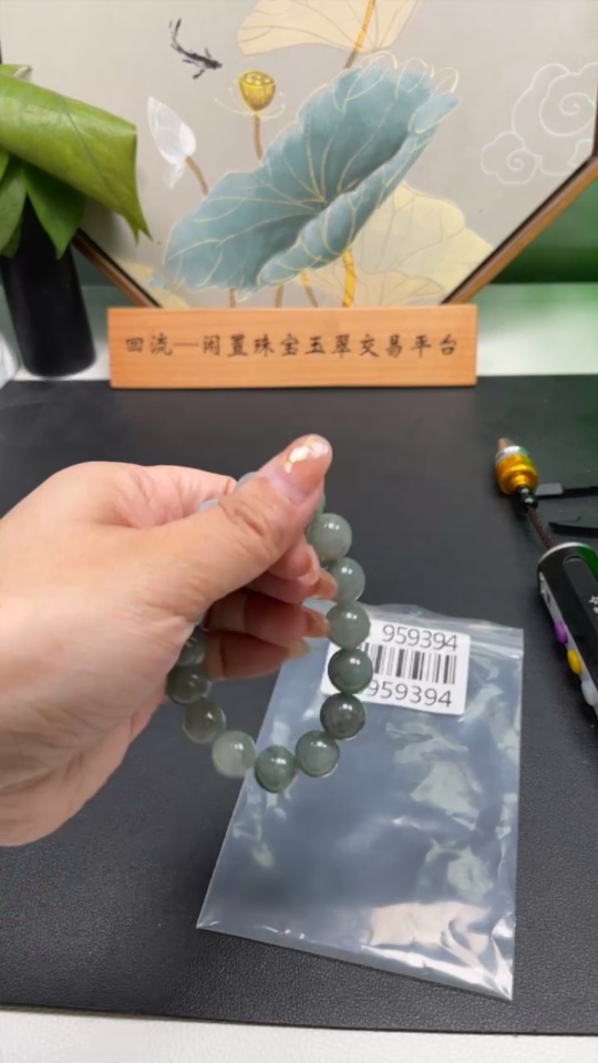 F18959394 Jadeite Bracelet Approx. 13.6mm Beads