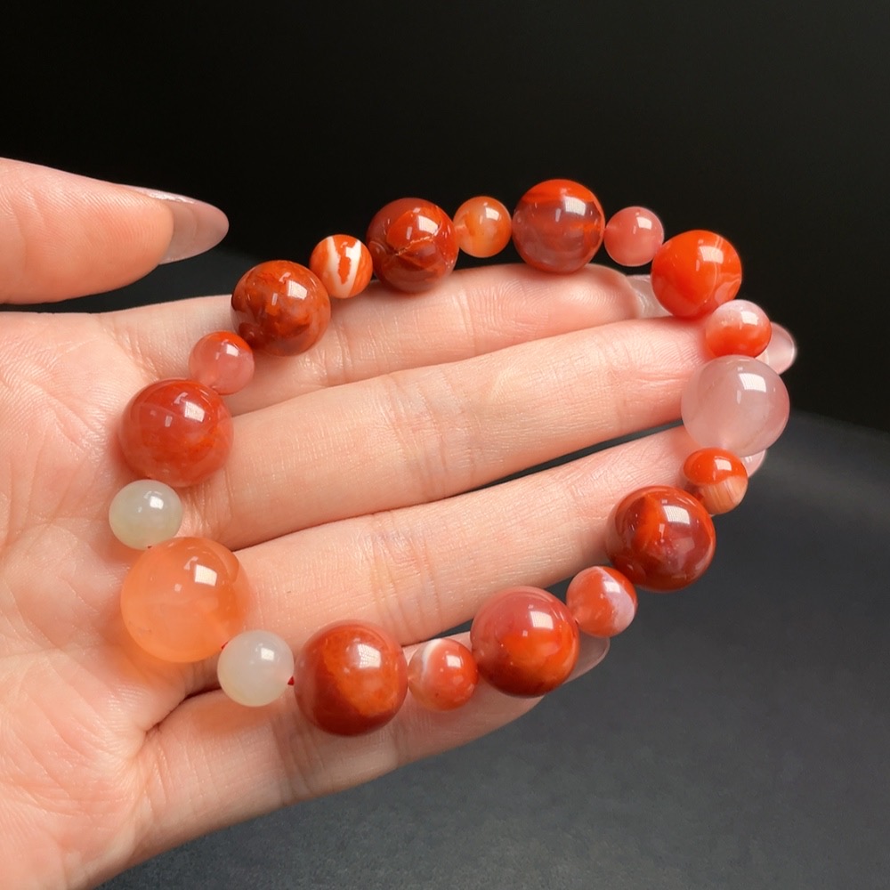 C29340406 South Red Agate Bracelet, approx. 7.7-12.2mm, total weight about 32.27g, visible organic matter, with Hetian Jade