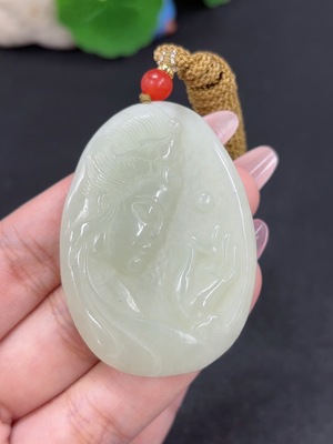 H46520435 和田玉挂件 观音 货品总重约【含绳】33.9g