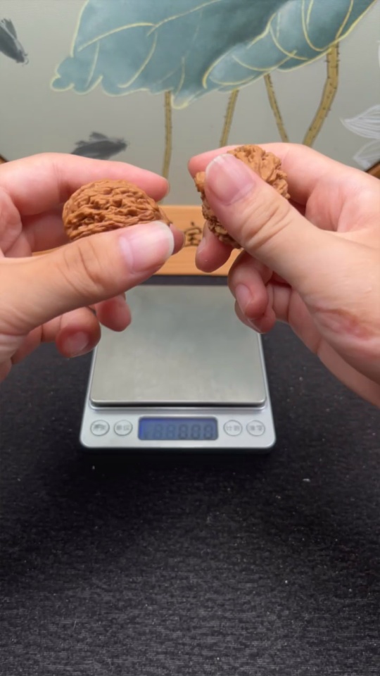 W33843108 Walnut Total weight about 37.8g Size about 38.9mm