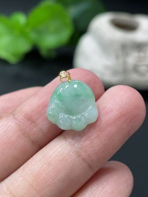 F34076890 Jadeite Pendant with 18K Gold Clasp, Total Weight Approximately 1.26g