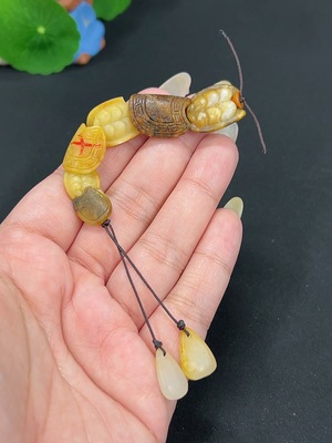 H41947176 和田玉挂件 货品总重约15.4g 皮色成因未定 含其他矿物成分 配珠非和田玉 有杂石