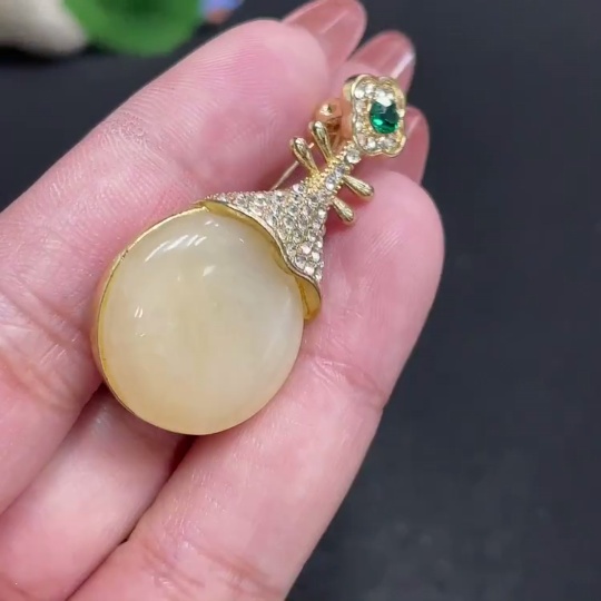 H34010733 Hetian Jade Inlaid Brooch