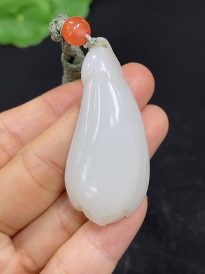 H46558800 和田玉挂件    玉兰花   货品总重约（含绳）20.7g     配珠非和田玉
