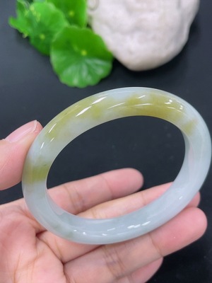 F46551839 翡翠贵妃手镯 圈口50.2/45.3mm 货品总约重34.96g 颜色成因未定