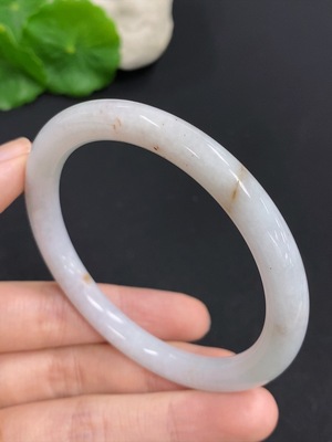 F42956009 翡翠圆条手镯 货品总重量约32.1克 圈口57.2