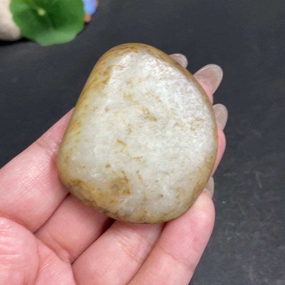 H30524586 Hetian Jade, undetermined skin color origin, containing other mineral components, total weight approx. 54.8g