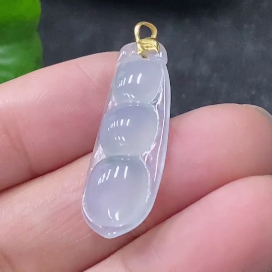 F33930288 Jadeite Lucky Bean Pendant with 18K Gold Clasp, Total Weight Approx. 2g