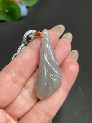 H30526029 和田玉挂件    玉兰花    配珠非和田玉  货品总重约【含绳】12.3g