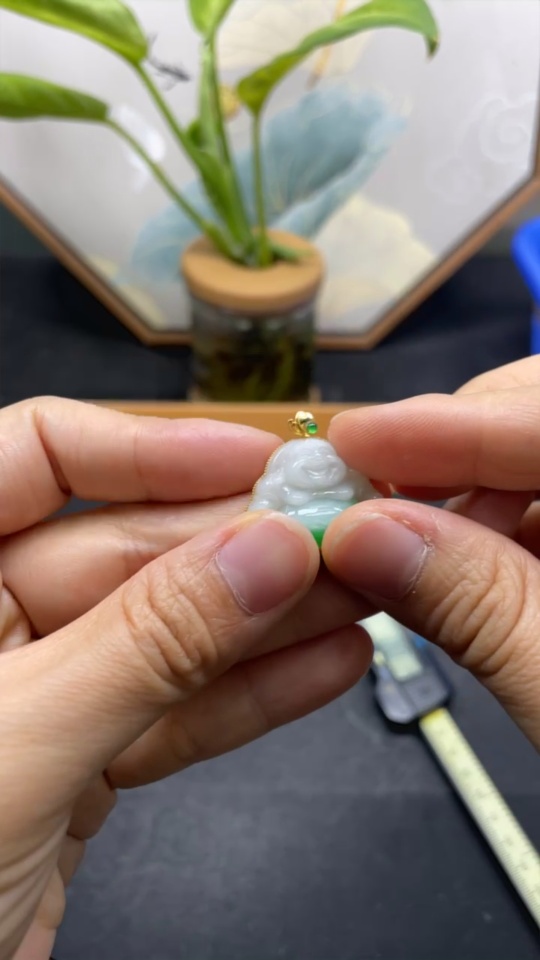 F34013877 Jadeite Buddha Pendant with 18K Gold Clasp, Main Body Contains 58% Gold, Total Weight Approximately 4.44g