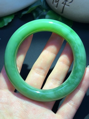 H46529215 和田玉圆条手镯 圈口55.3mm 总重约69.72g