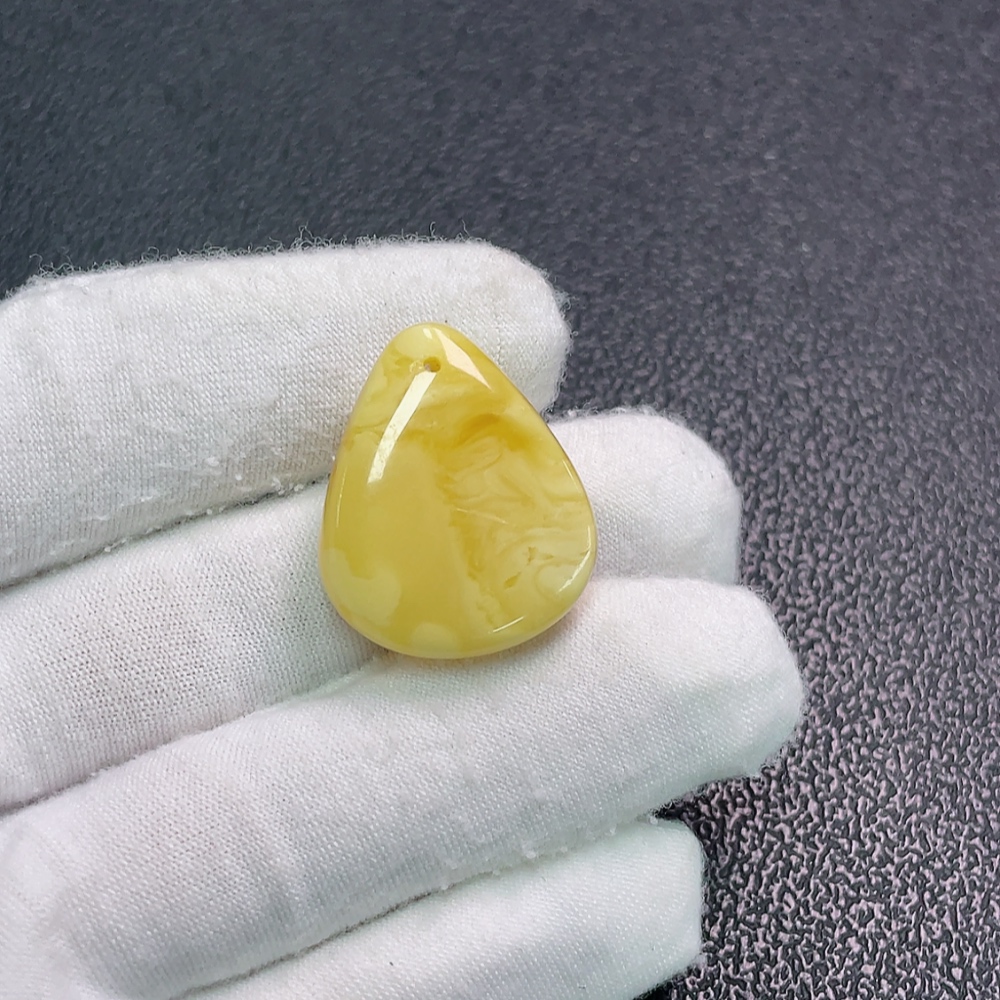 C33891441 Amber Beeswax Pendant, Total Weight Approx. 3.65g