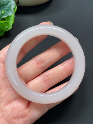 H46527991 和田玉正圈手镯 圈口56.7mm 总重约68.3g