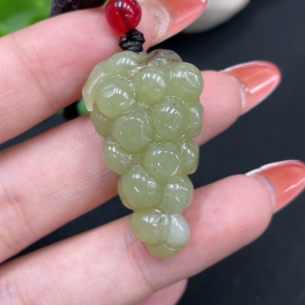 H34017003 Hetian Jade Pendant Grape