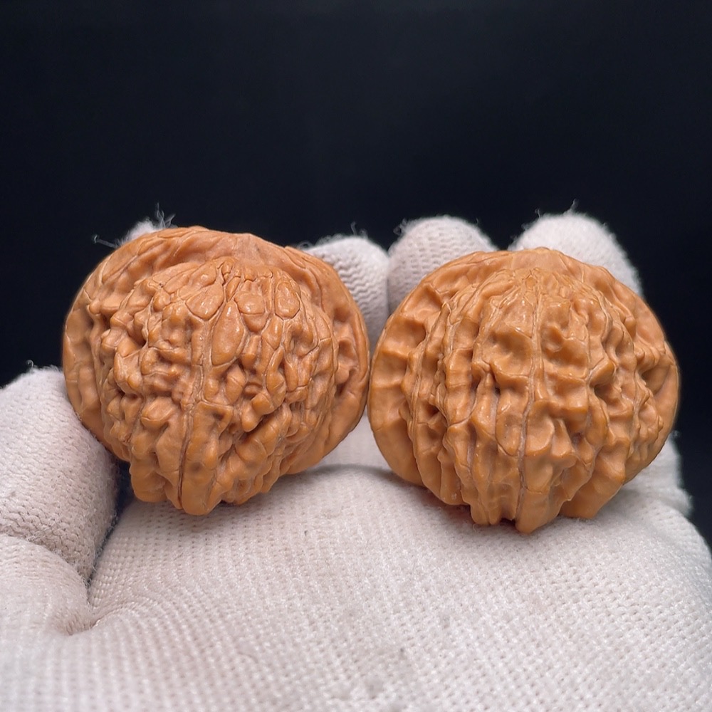 W26987076 Four Towers Walnut, total weight about 30.2g, size approx. 38.3mm