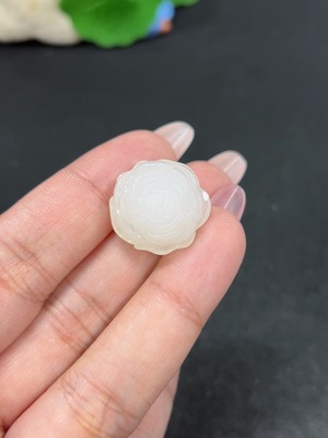 H46521099 和田玉挂件 花开富贵 货品总重约6.4g